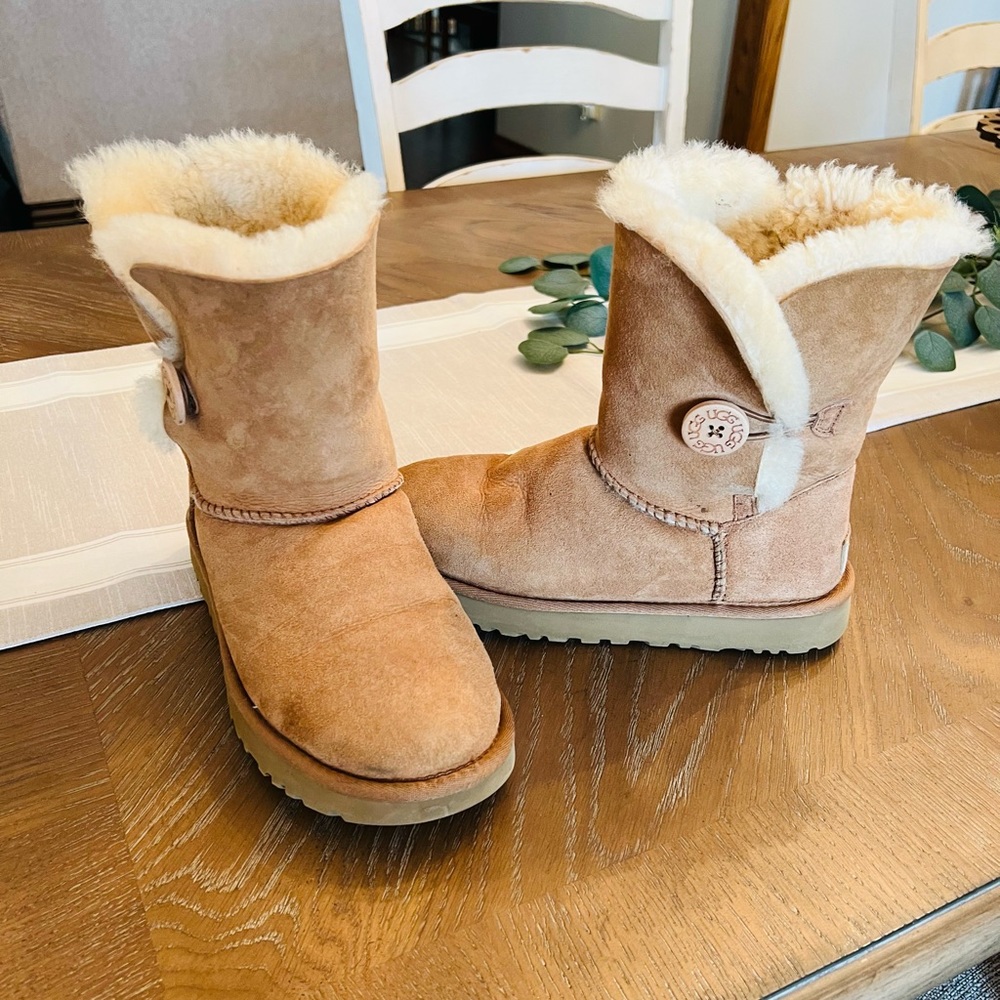 UGG BAILEY BUTTON II BOOTS ✨ size: 8, color: chestnut 👢